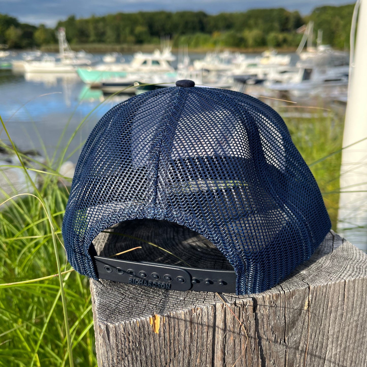 Hüga Trucker Hat / White & Navy Hat with Stripe Logo
